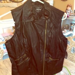 Black leather vest size small and amazing style